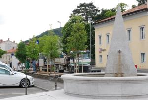 Zaključena ureditev zelenice pred pošto v Sežani2